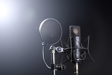 Studio Mikrofon mit Spinne und Popfilter Nahaufnahme