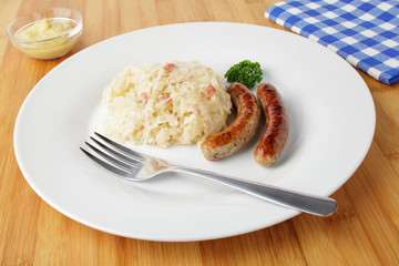 Nürnberger Rostbratwürstchen mit Sauerkraut