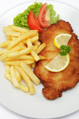 Schweineschnitzel Wiener Art mit Pommes frites
