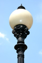 eine Strassenlampe mit großem,kugelförmigen Glaskörper