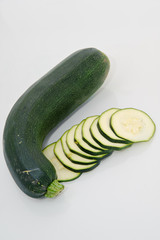 Zucchini ganz und geschnitten
