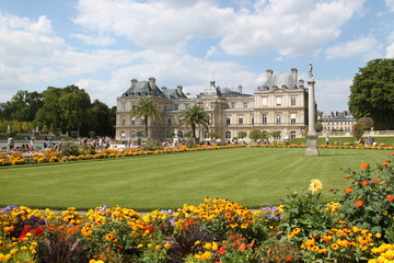 Pelouse et fleurs du Jardin du Luxembourg à Paris
