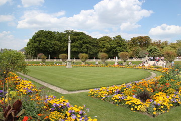 Pelouse et fleurs du Jardin du Luxembourg à Paris