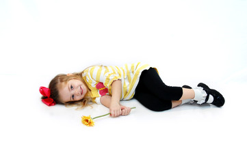 Fototapeta na wymiar Child with yellow Daisy