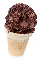 Schokoladeneis mit Streusel diagonal