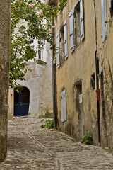Fototapeta na wymiar Ruelle médiévale dans un village en Provence