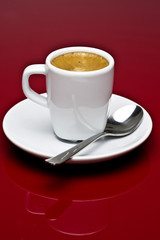 Taza de café sobre fondo rojo 2