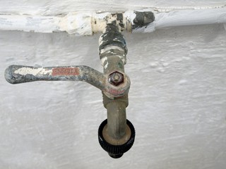 Wasserhahn von oben