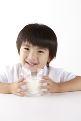 ミルクを飲む子供