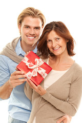 sohn mit geschenk