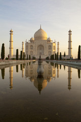 Fototapeta premium Taj Mahal reflecting in the pond.