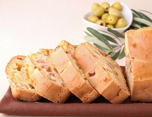 cake aux olives tranché