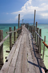 Fototapety  Drewniany pomost na wodach tropikalnych.