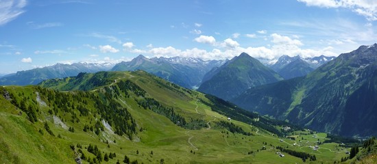 Fototapeta na wymiar Panoramiczny widok na Alpy