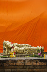 reclining buddha statue in thailand