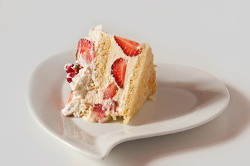 part de fraisier dans une assiette en forme de coeur