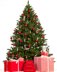 geschmückter weihnachtsbaum mit geschenken