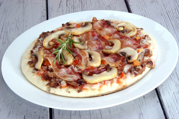 Pizza mit gegrilltem Bacon und Champignons