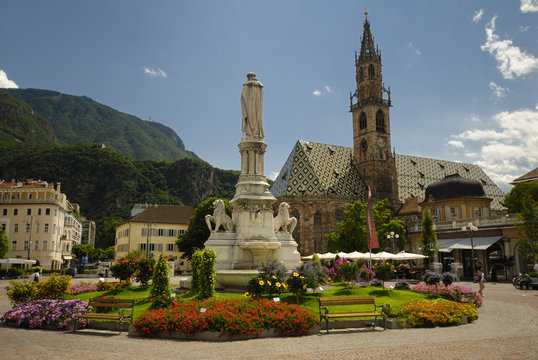 Marktplatz mit Brunnen und Kirche in Bozen