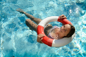 Teenagergirl im Rettungsreifen