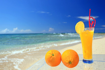 コマカ島の美しい海とテーブルに置かれた２つのオレンジ