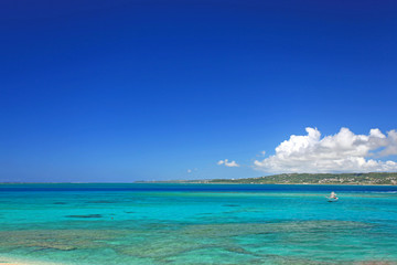 コマカ島の澄んだ珊瑚礁の海と夏の空