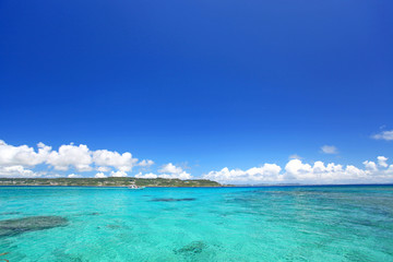 コマカ島の透き通る青い海と紺碧の空