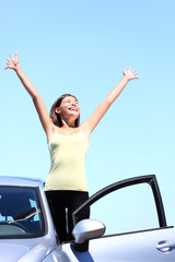 Fototapeta na wymiar Kobieta szczęśliwa samochód koncepcyjny wolność