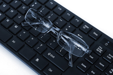 Obraz na płótnie Canvas Computer keyboard and glasses