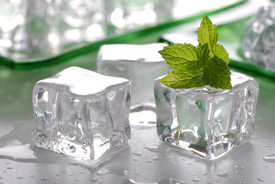 cubetti ghiaccio e menta - due