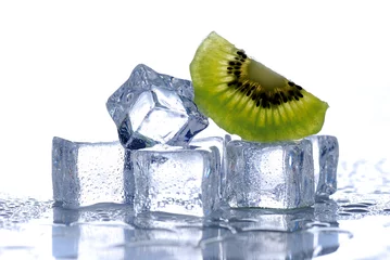 Crédence de cuisine en verre imprimé Dans la glace glaçons et kiwi - un