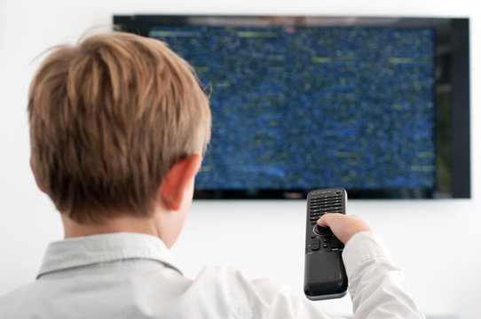Junge schaut TV