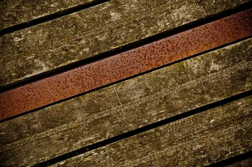 Crédence de cuisine en verre imprimé Métal Old wooden boards on a bridge with metal beam in middle