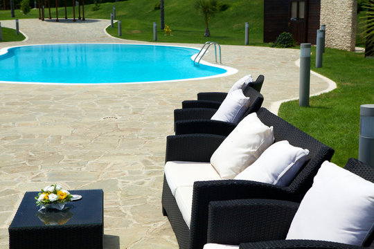Divani bordo piscina
