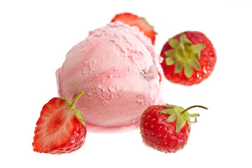 Eine Kugel Erdbeereis mit Erdbeeren von oben