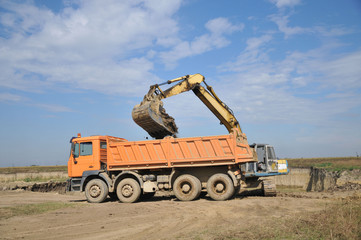 Obraz premium excavator loading truck