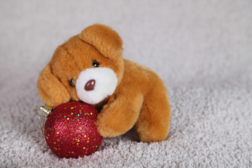 ours en peluche et boule de Noël