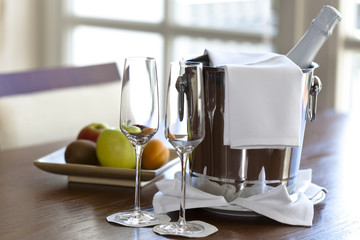 Champagnerflasche und Obstschale