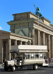 Alter Doppeldecker-Bus vorm Brandenburger Tor in Berlin