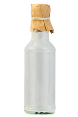 Butelka szklana z papierową ozdobą. Izolowany ze ściezką