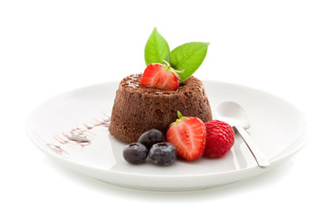 Tortino al cioccolato con frutti di bosco - Isolated