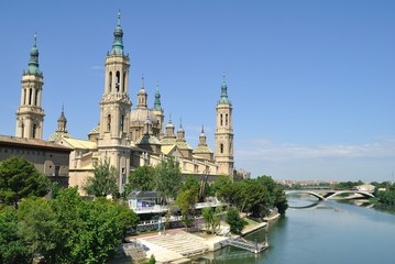 Fototapeta na wymiar Catedral del Pilar de Zaragoza w pobliżu rzeki Ebro
