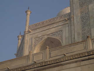 Taj Mahal en la India entre la niebla del amanecer