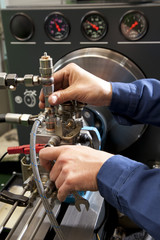 Obraz premium 機械作業をする手