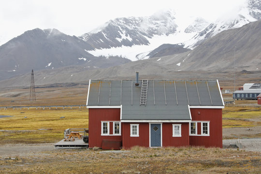 ny_alesund_red_house