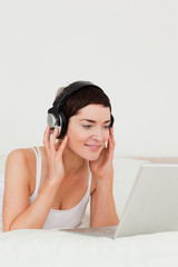 Naklejka premium Portrait of a cute woman watching a movie with her laptop