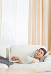 Obraz premium Portrait of a woman relaxing with a laptop
