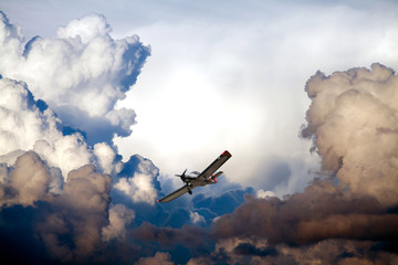 aereo monoposto con cielo in tempesta