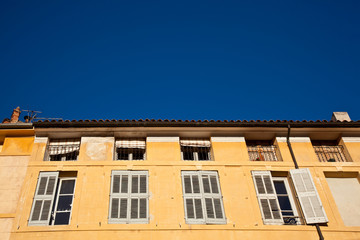 Fototapeta na wymiar Stary budynek & Blue Sky (Aix-en-Provence)