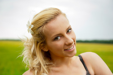 Naklejka premium A portrait of a beautiful young Caucasian woman outdoor